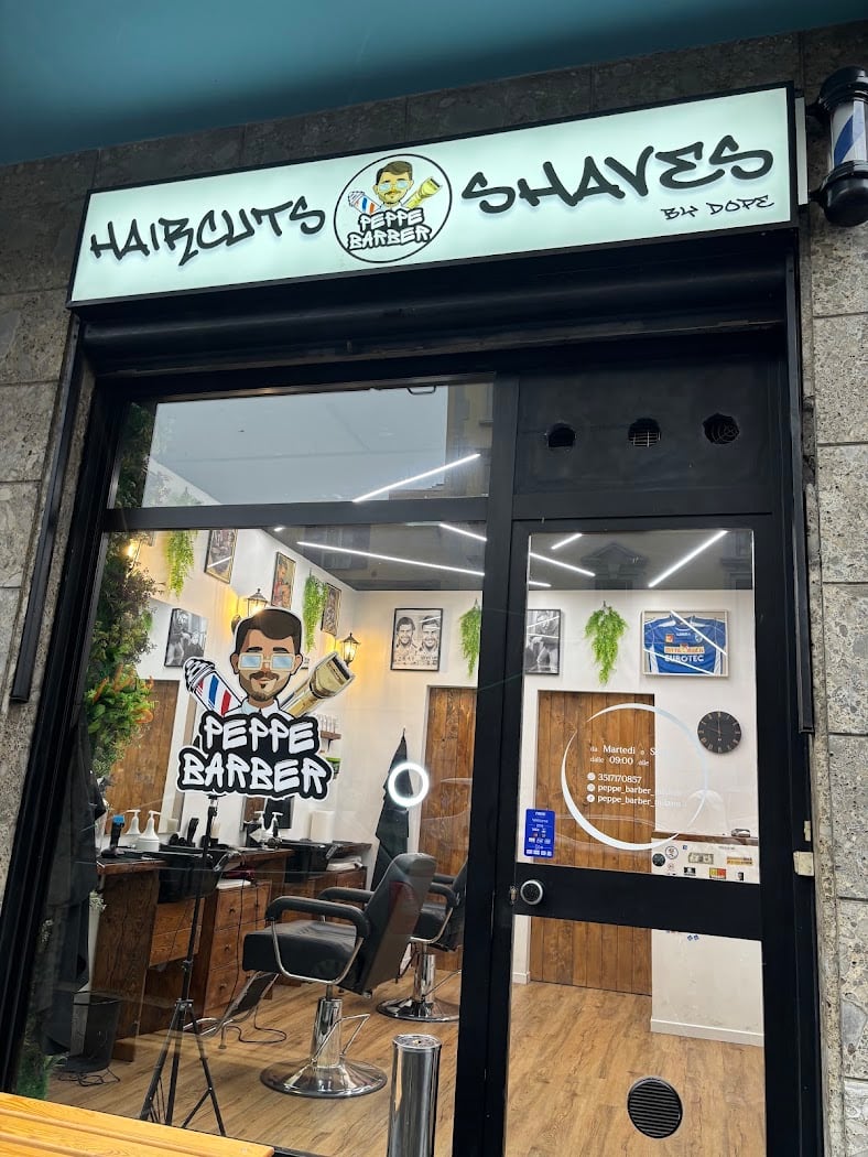 La vetrina di Peppe Barber: Haircuts & Shaves