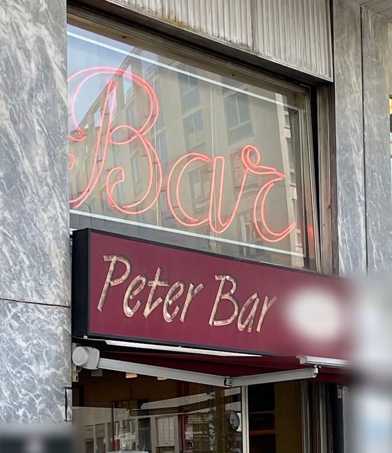 La facciata di Via Larga 31: il neon «Bar» rosa nella vetrata, sotto l'insegna bordeaux «Peter Bar» e la tenda.