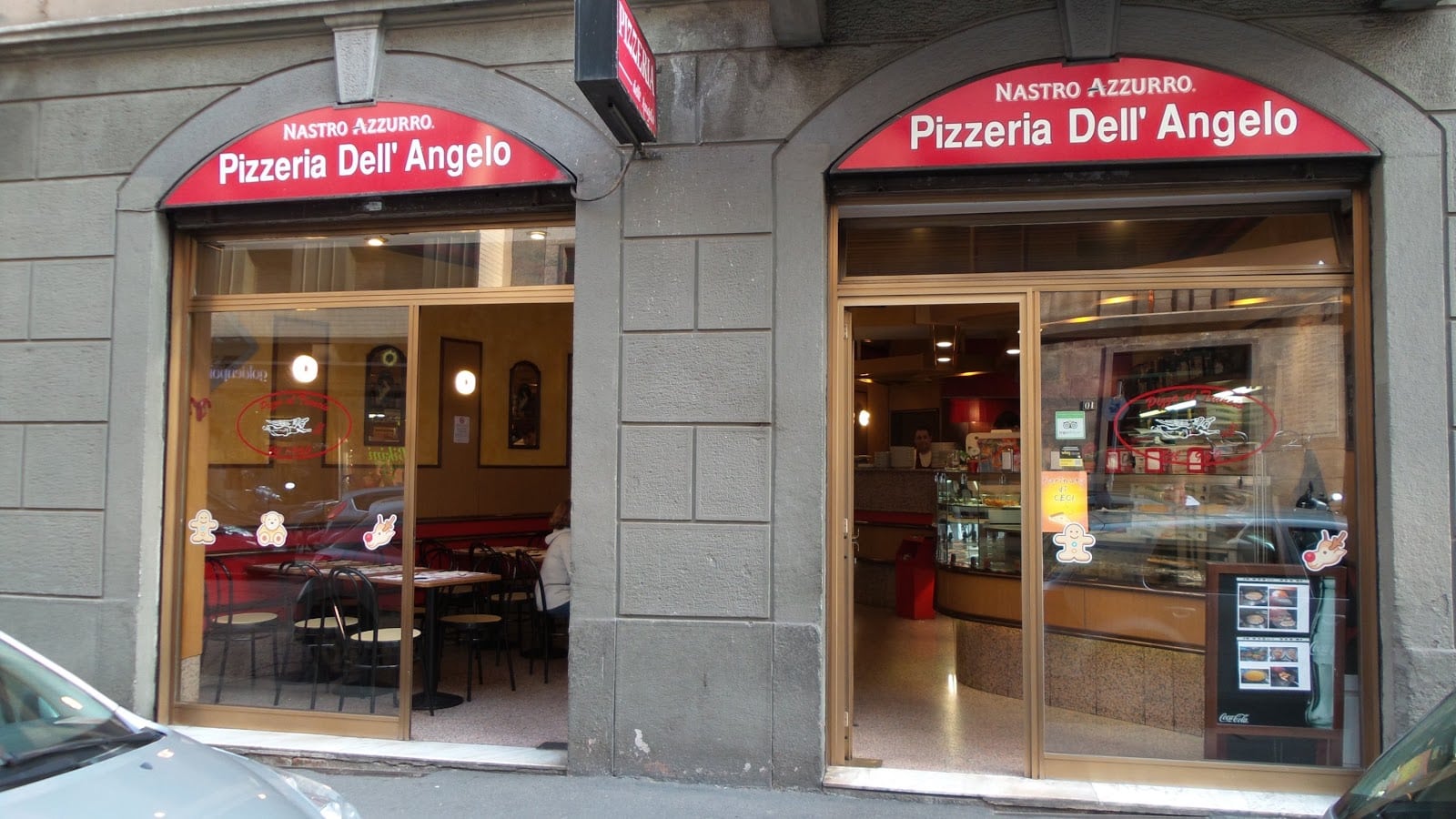 La vetrina della Pizzeria dell'Angelo con l'insegna rossa, in Via Belfiore