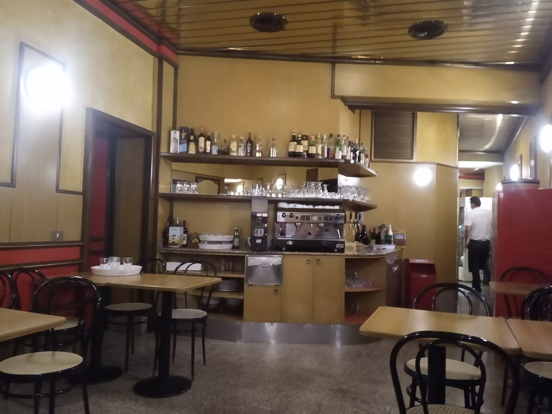 L'interno vintage della Pizzeria dell'Angelo