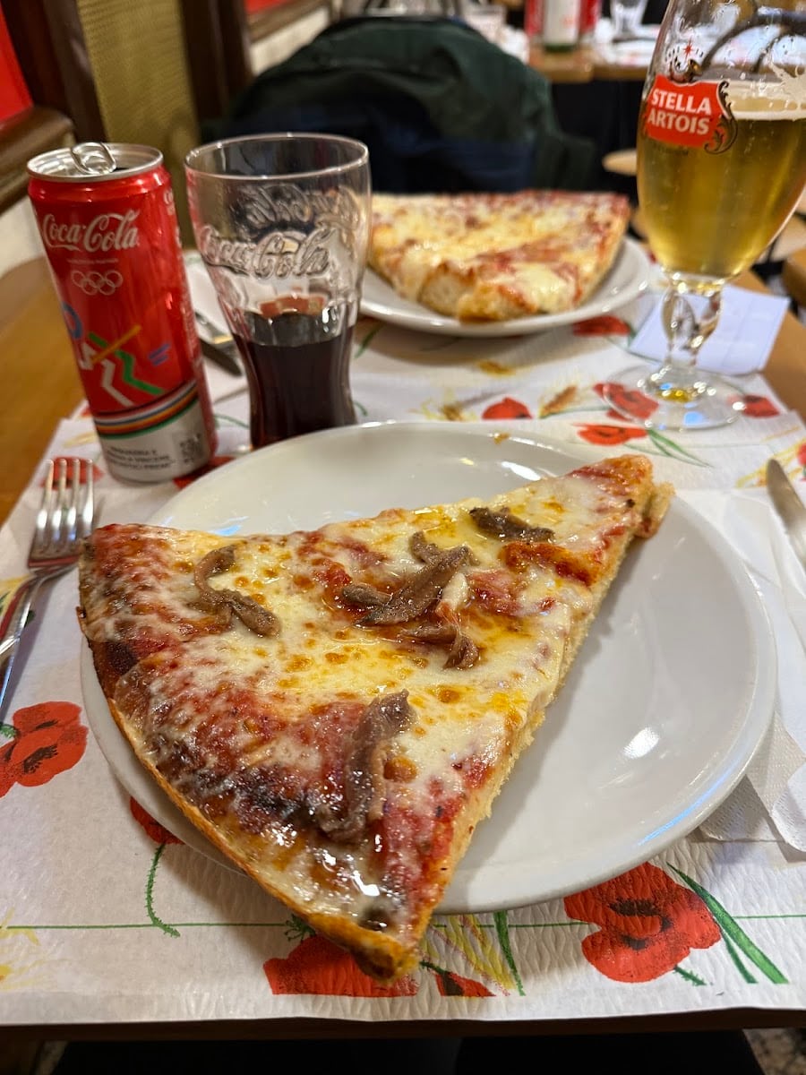 Un trancio di pizza della Pizzeria dell'Angelo