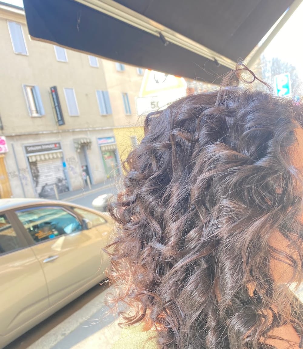 Una piega su capelli mossi, lavoro del salone