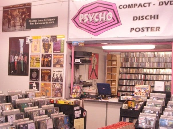 L'interno di Psycho con l'insegna e le pareti di dischi
