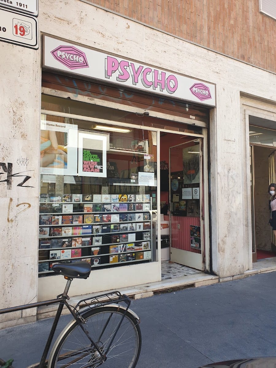 La vetrina di Psycho piena di dischi