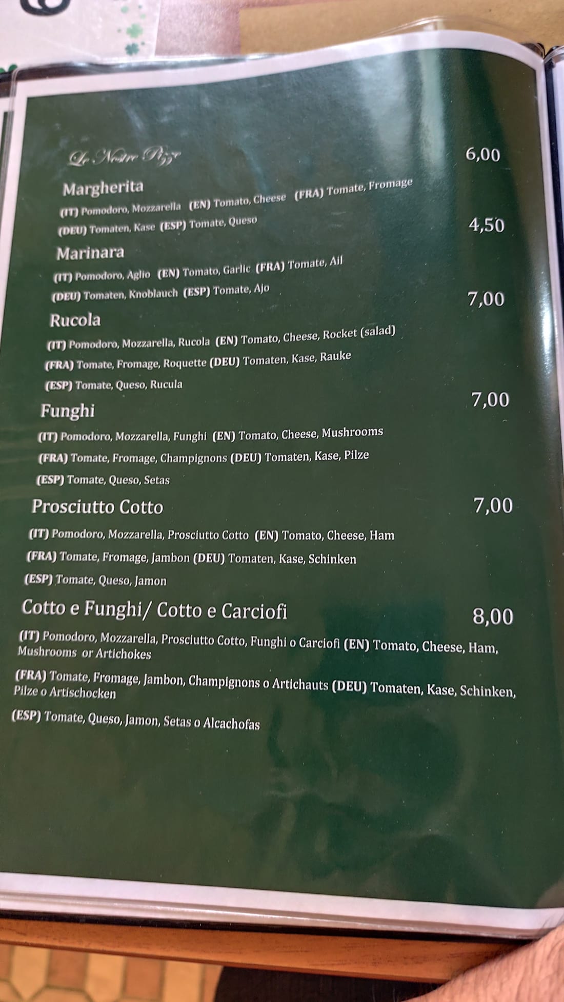 La carta delle pizze del Quadrifoglio, plastificata e verde, con ogni pizza tradotta in cinque lingue