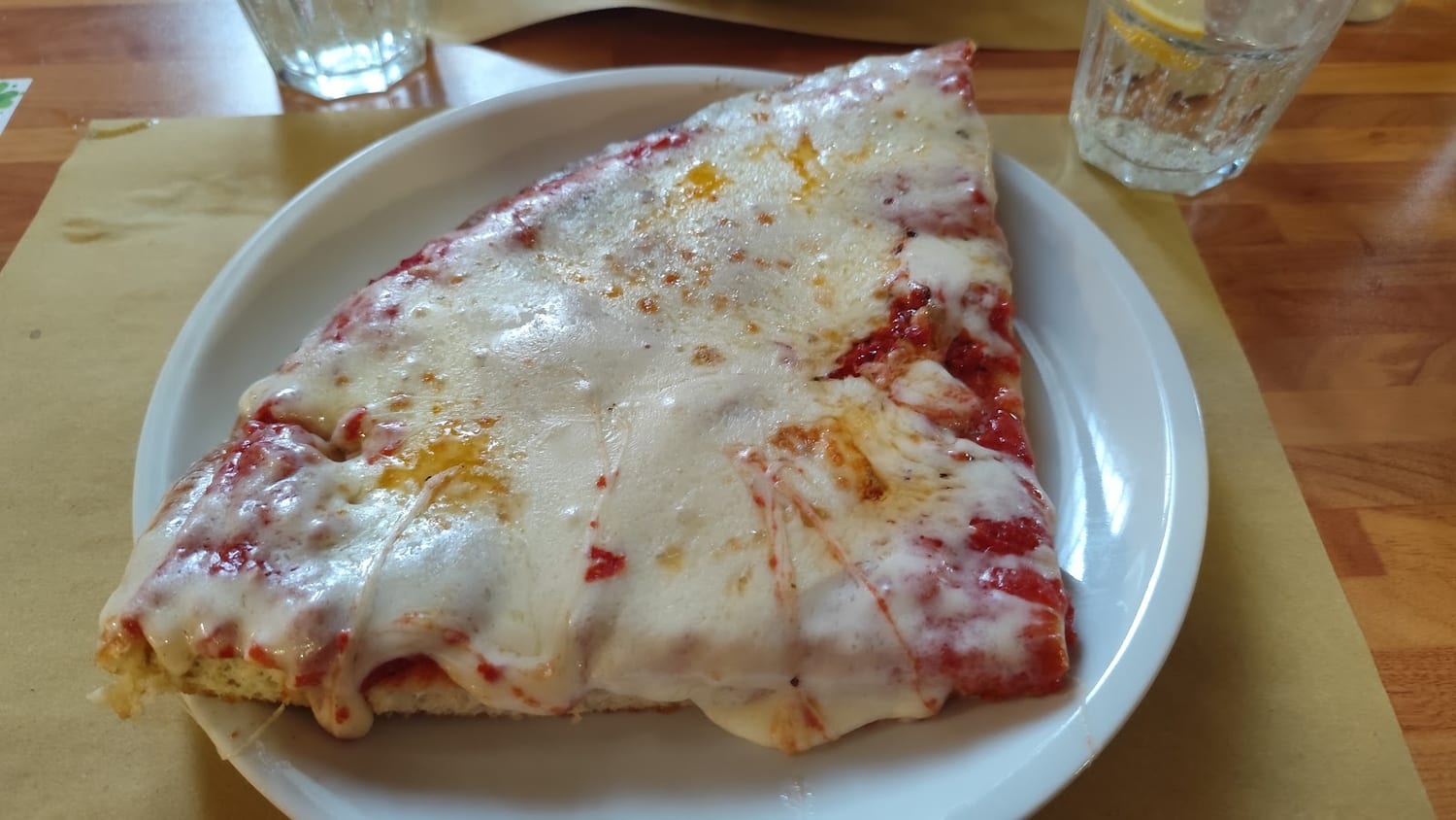 Trancio margherita alto e abbondante sul piatto