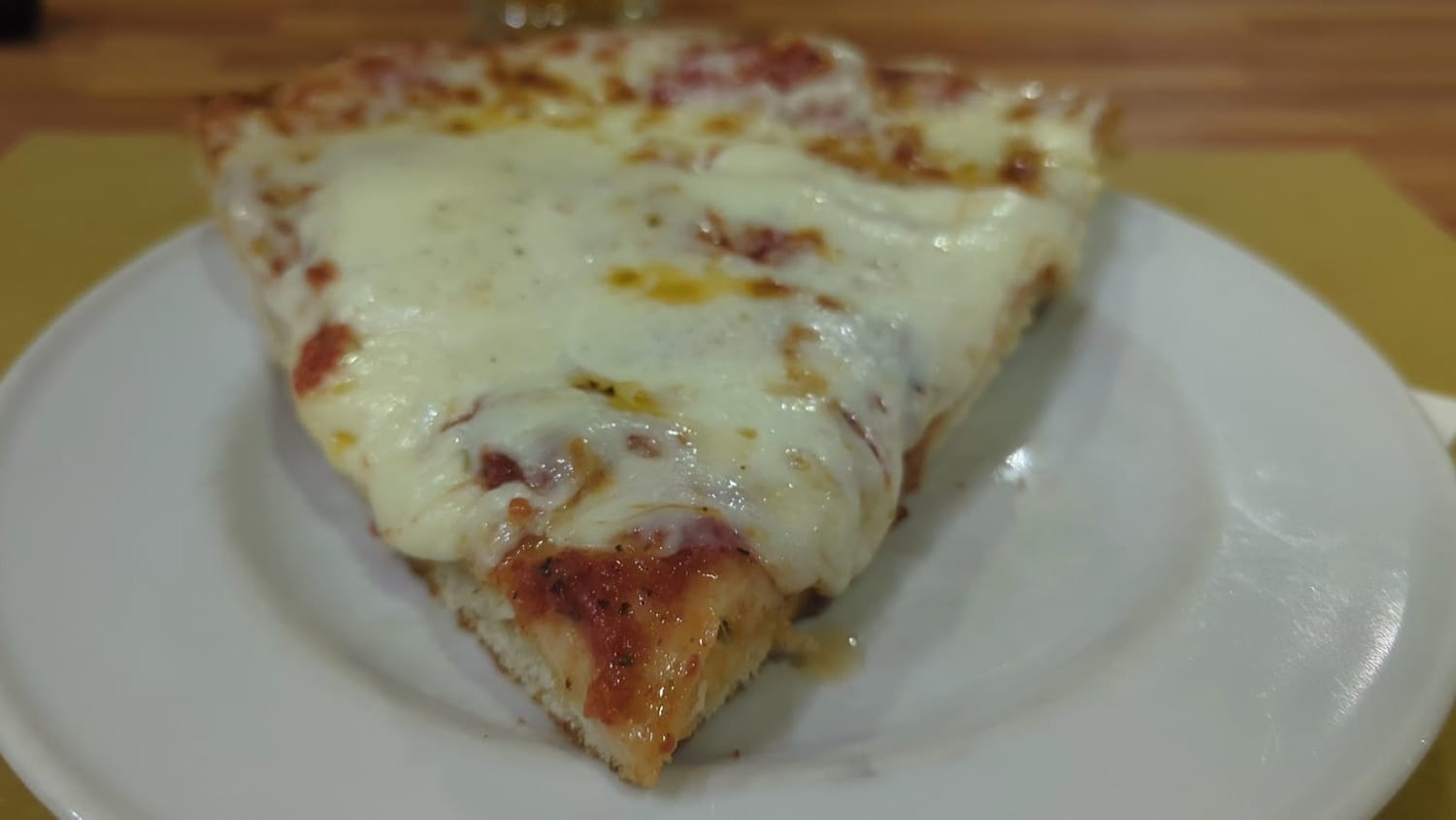 Primo piano di un trancio margherita che mostra lo spessore dell'impasto