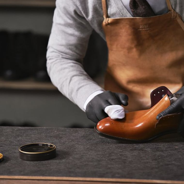 La lucidatura di una scarpa