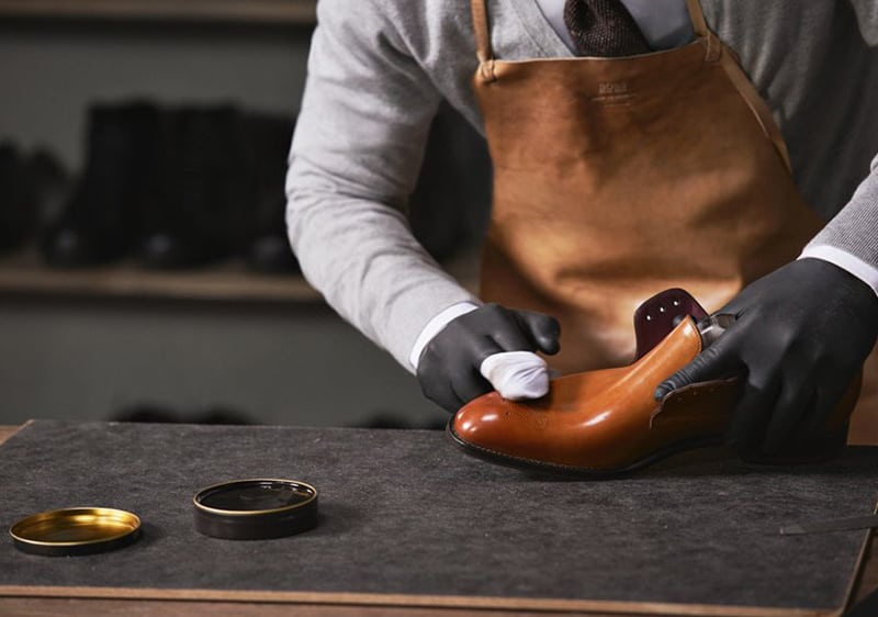 L'artigiano di Roby Shop che lucida una scarpa in pelle