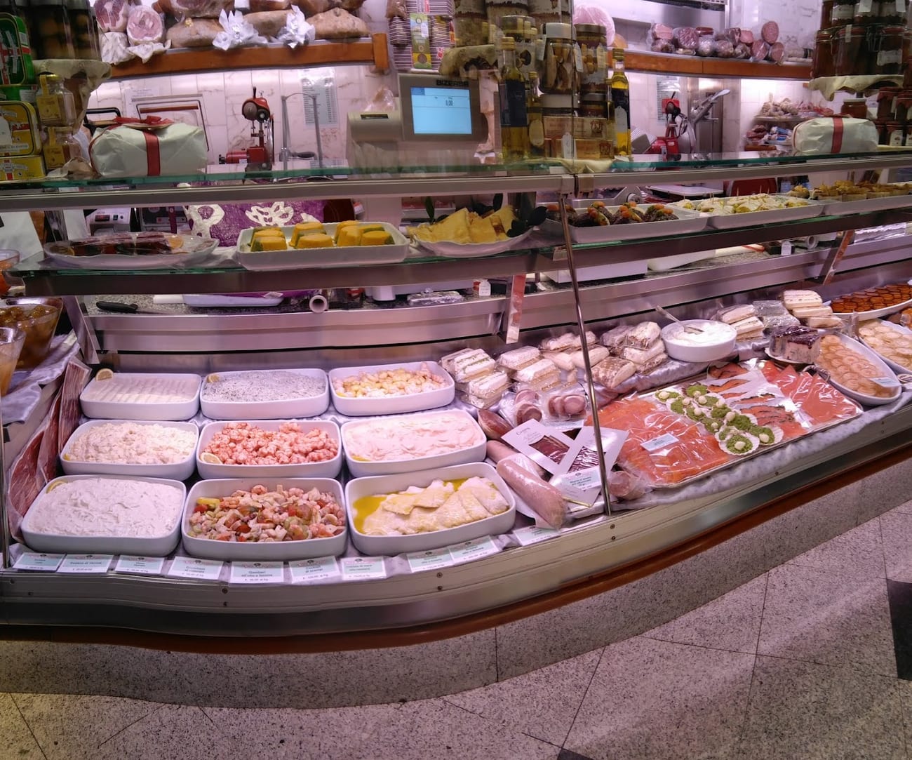 Il banco dei salumi e formaggi