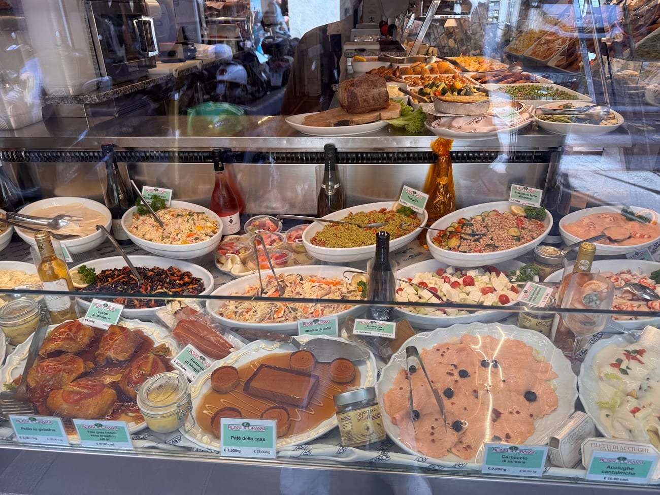 Il banco della gastronomia con i piatti pronti