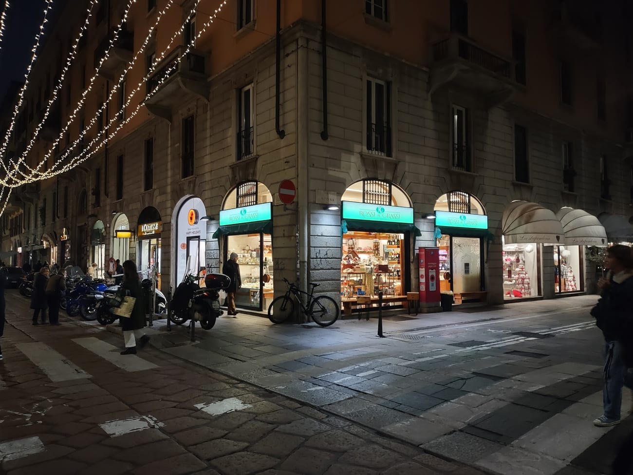 La bottega illuminata di sera a Brera