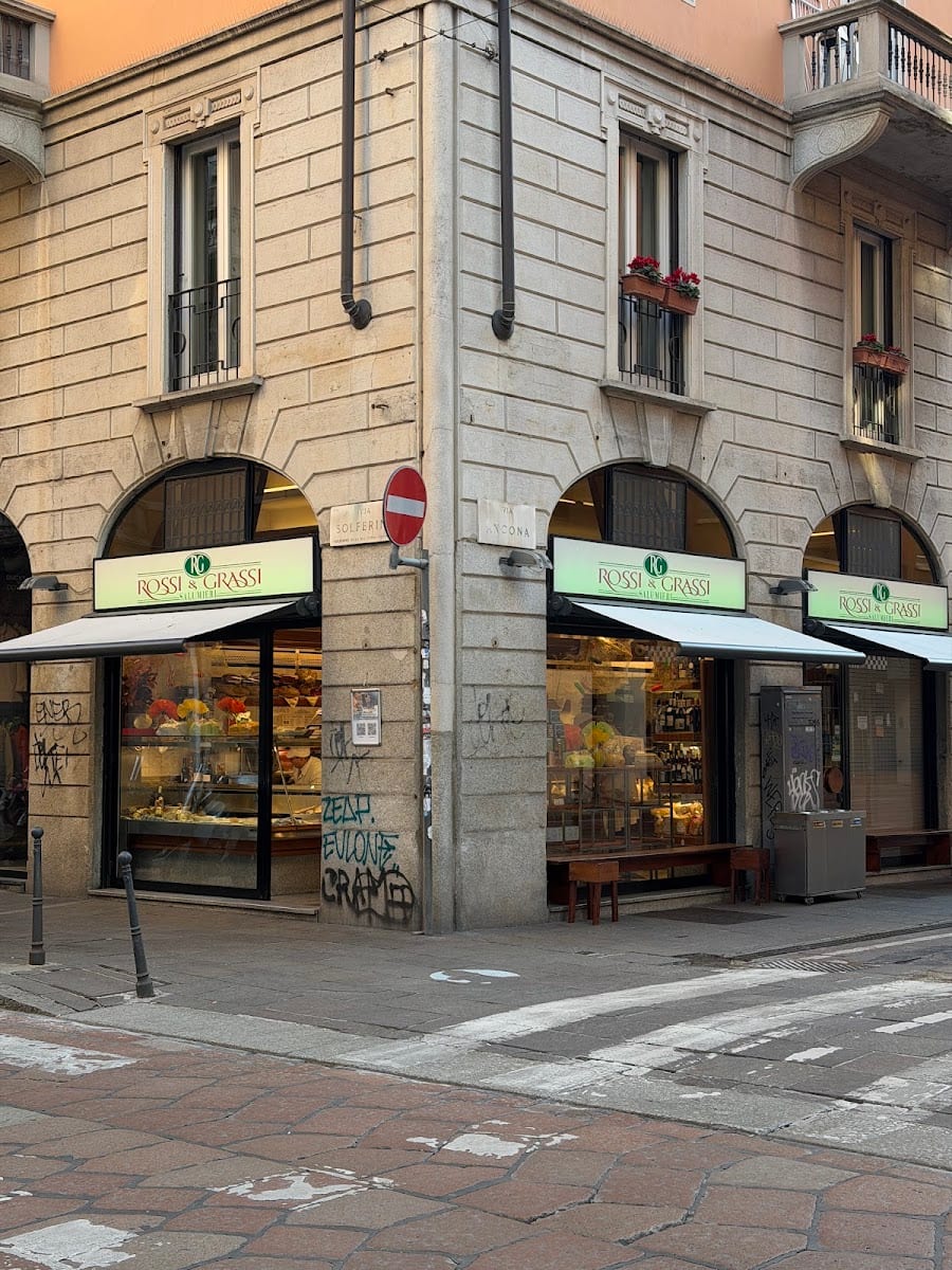 La vetrina di Rossi & Grassi in Via Solferino, Brera