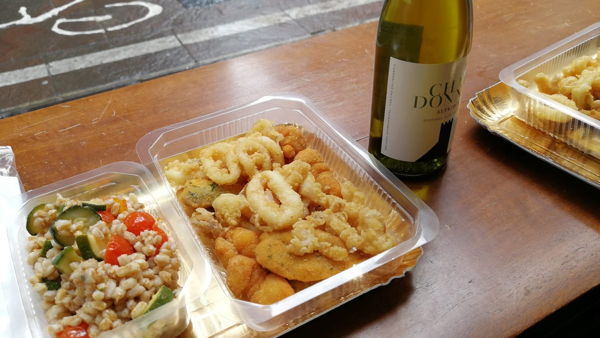 Un vassoio da asporto con fritto e insalata