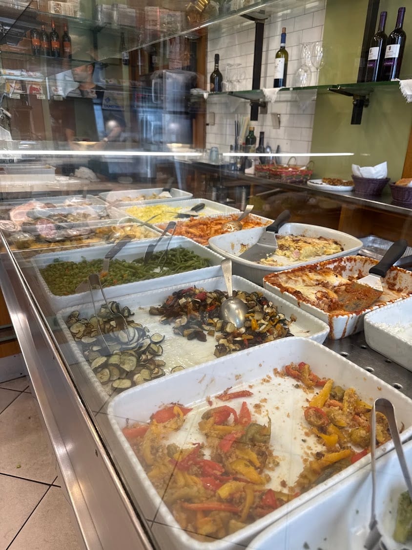 Il banco della gastronomia con i piatti pronti del giorno