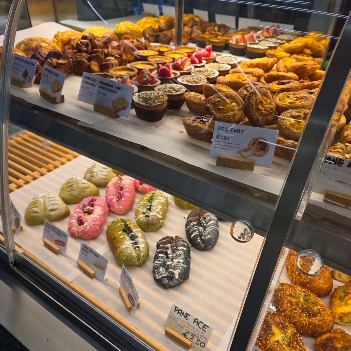 Vetrina di viennoiserie e dolci francesi
