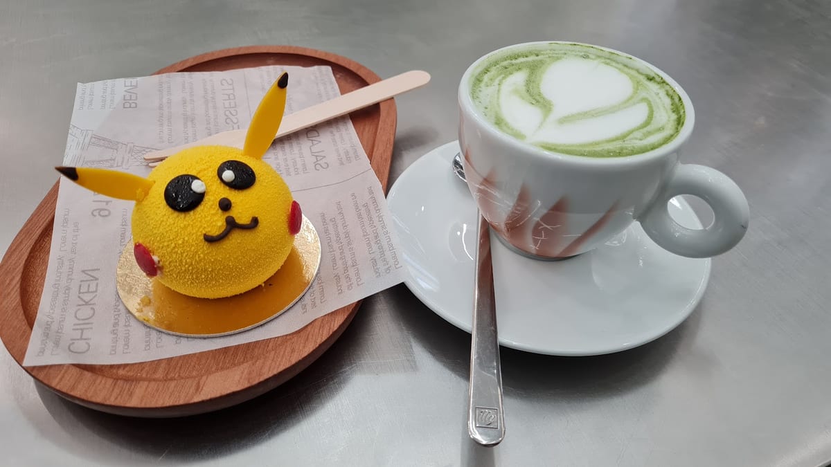 Torta kawaii a forma di Pikachu con matcha latte da S'Lab