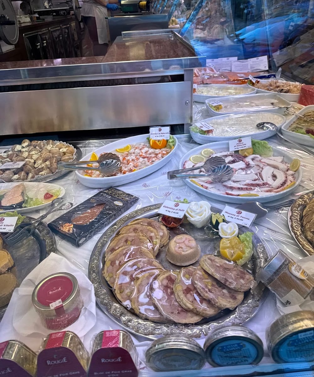 Il banco della gastronomia con le pietanze preparate dai cuochi
