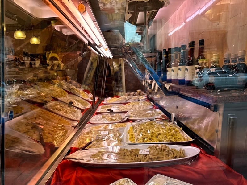 Il banco curvo con le vaschette di gastronomia