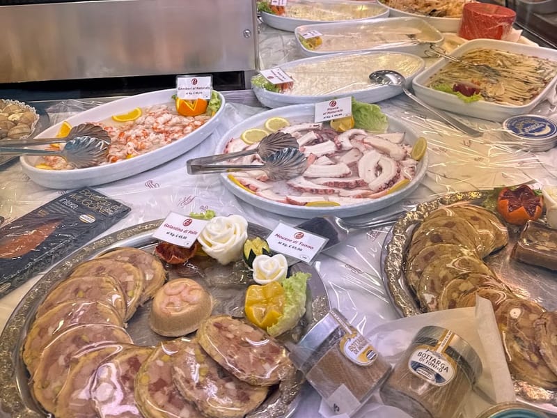 I vassoi d'argento con le pietanze pronte