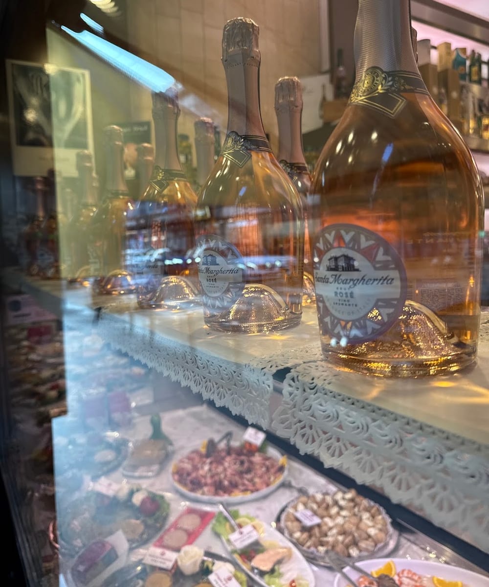 La vetrina con la selezione gourmet e le bollicine