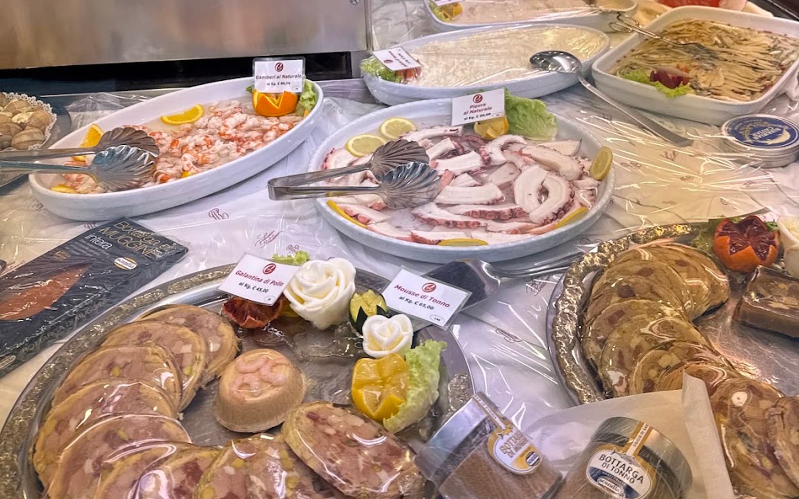 Il banco della gastronomia della Salumeria Campagnoli, colmo di vassoi di pietanze pronte