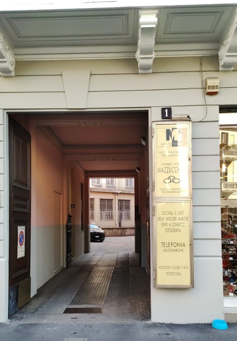L'ingresso della Salumeria Campagnoli in Corso Vercelli 14