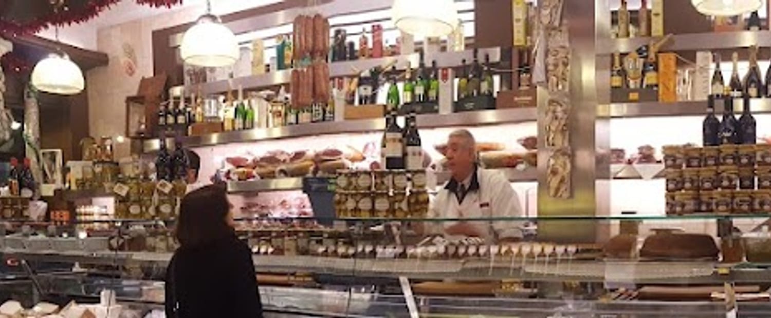 L'interno della Salumeria Campagnoli: il banco e gli scaffali