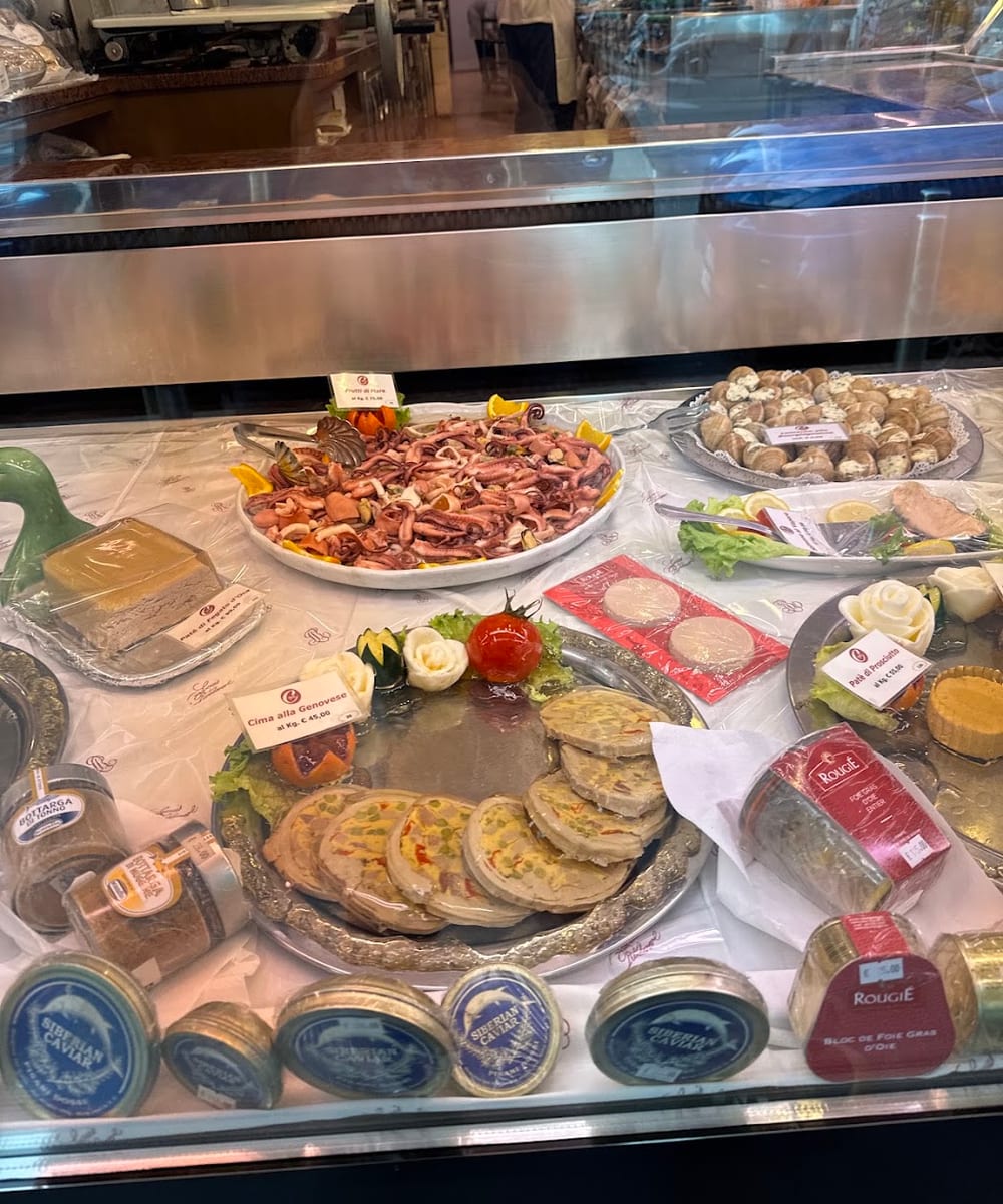 Vassoi di salumi e specialità della salumeria