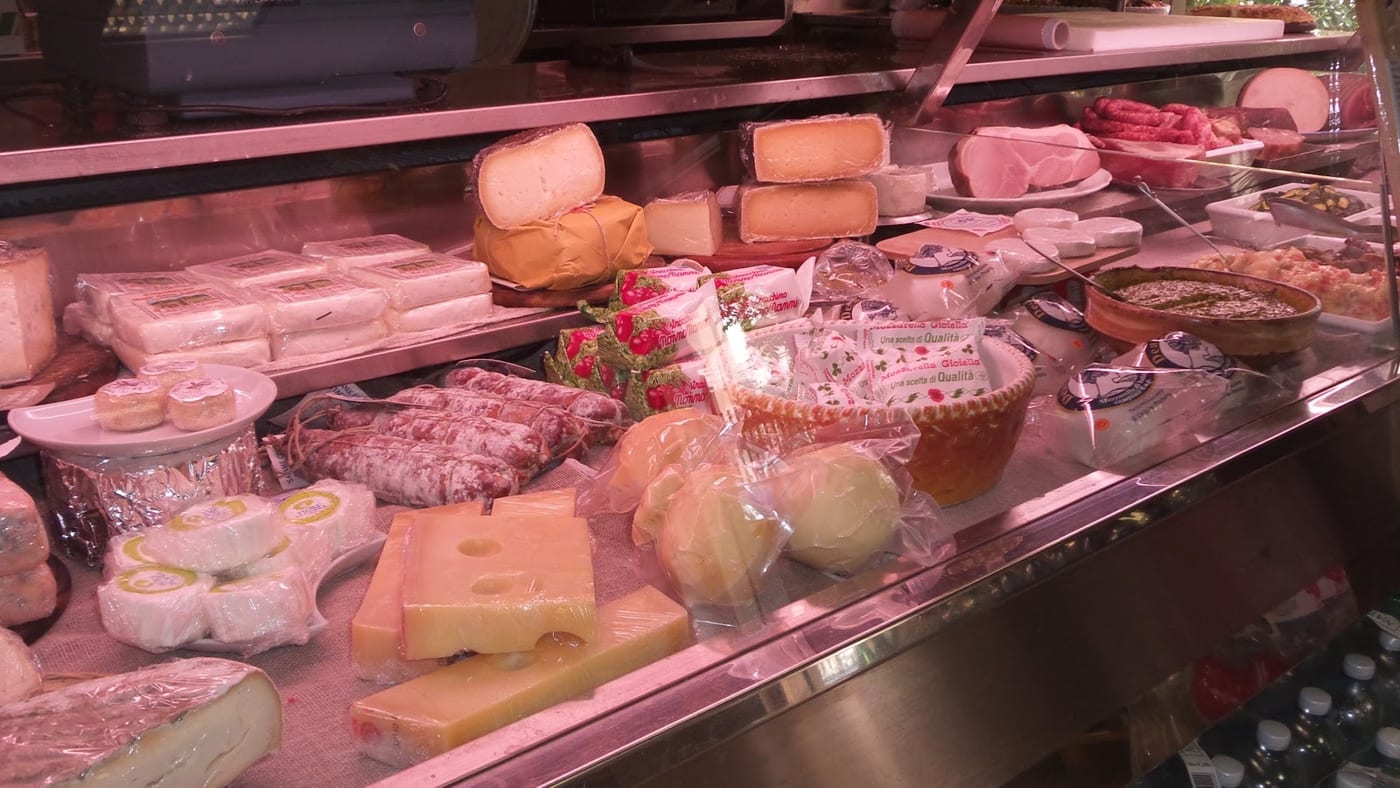 Il banco dei salumi e dei formaggi