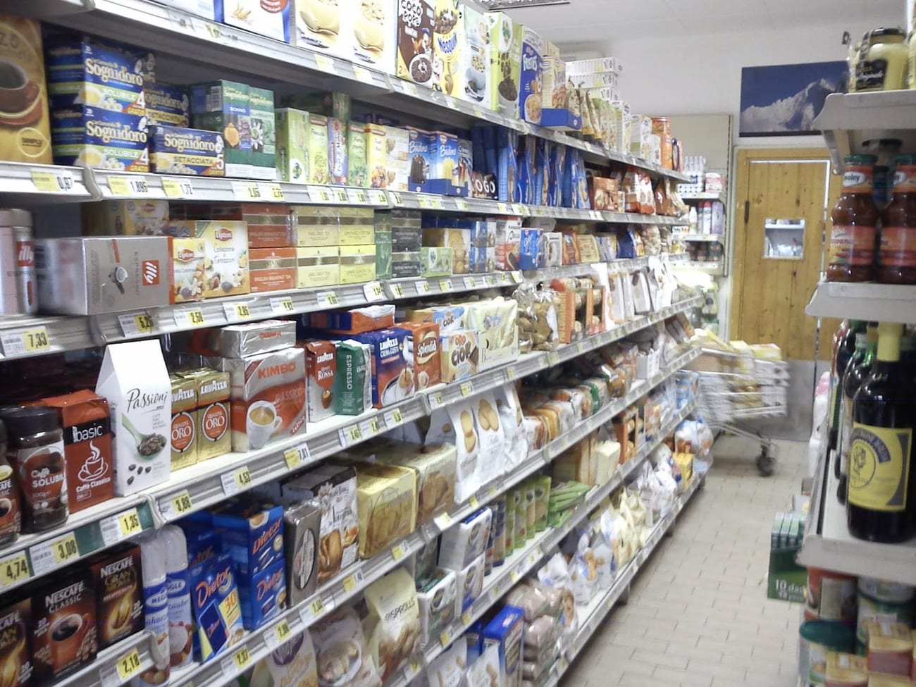 Gli scaffali della drogheria
