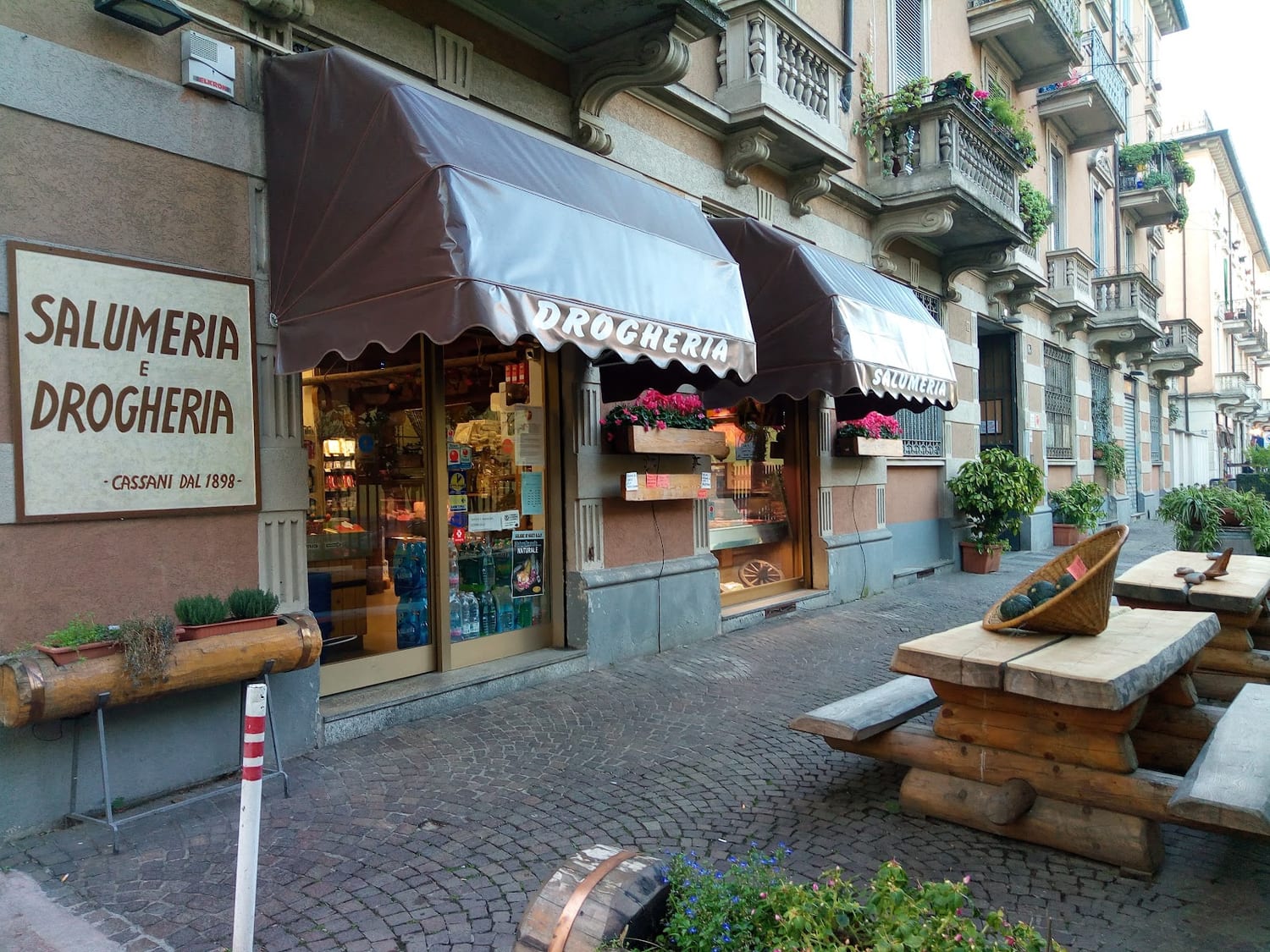 La facciata storica della Salumeria Drogheria Cassani dal 1898 in Via Orti