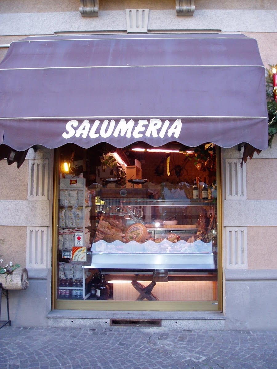 L'ingresso della salumeria con la tenda e il banco a vista