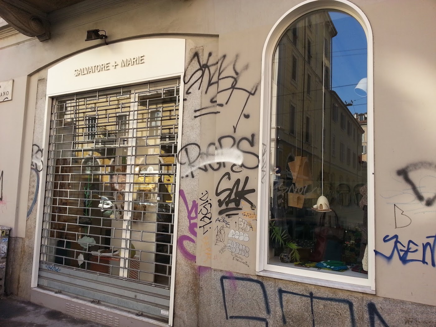 La facciata di Salvatore + Marie in Via Vigevano 33, ai Navigli