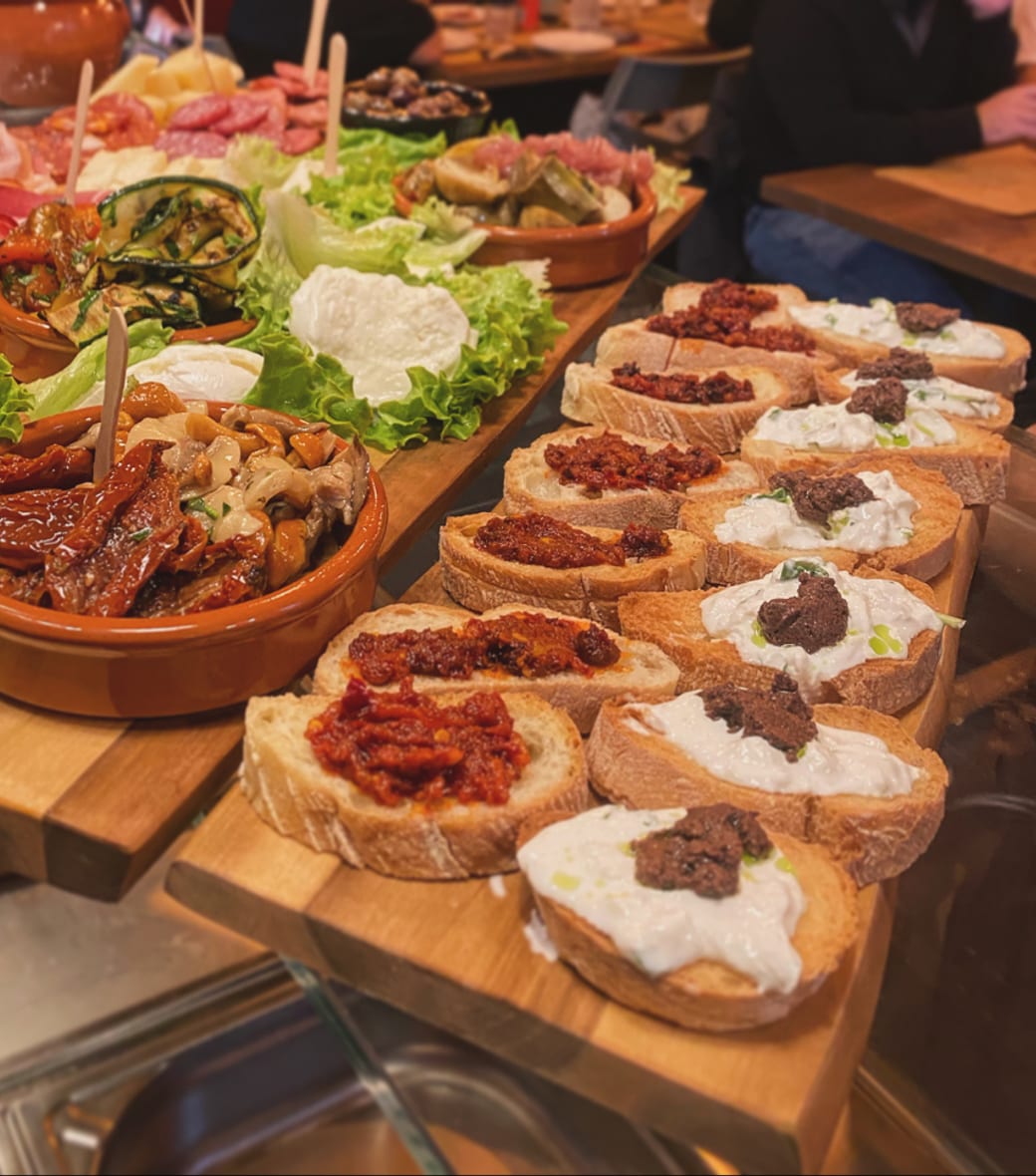 Taglieri e crostini serviti per l'aperitivo