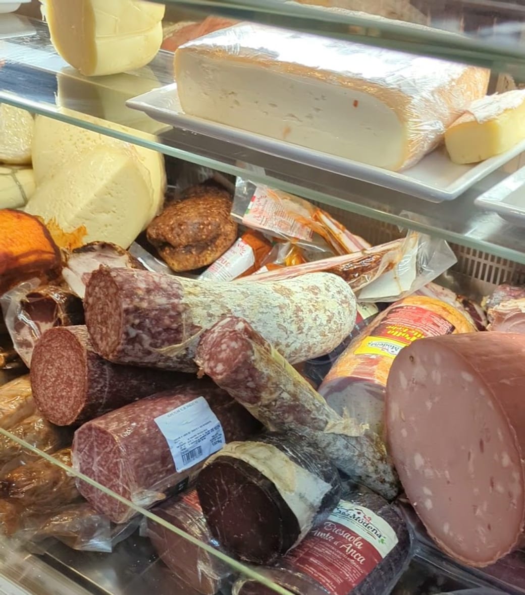 Il banco della salumeria: salumi e formaggi