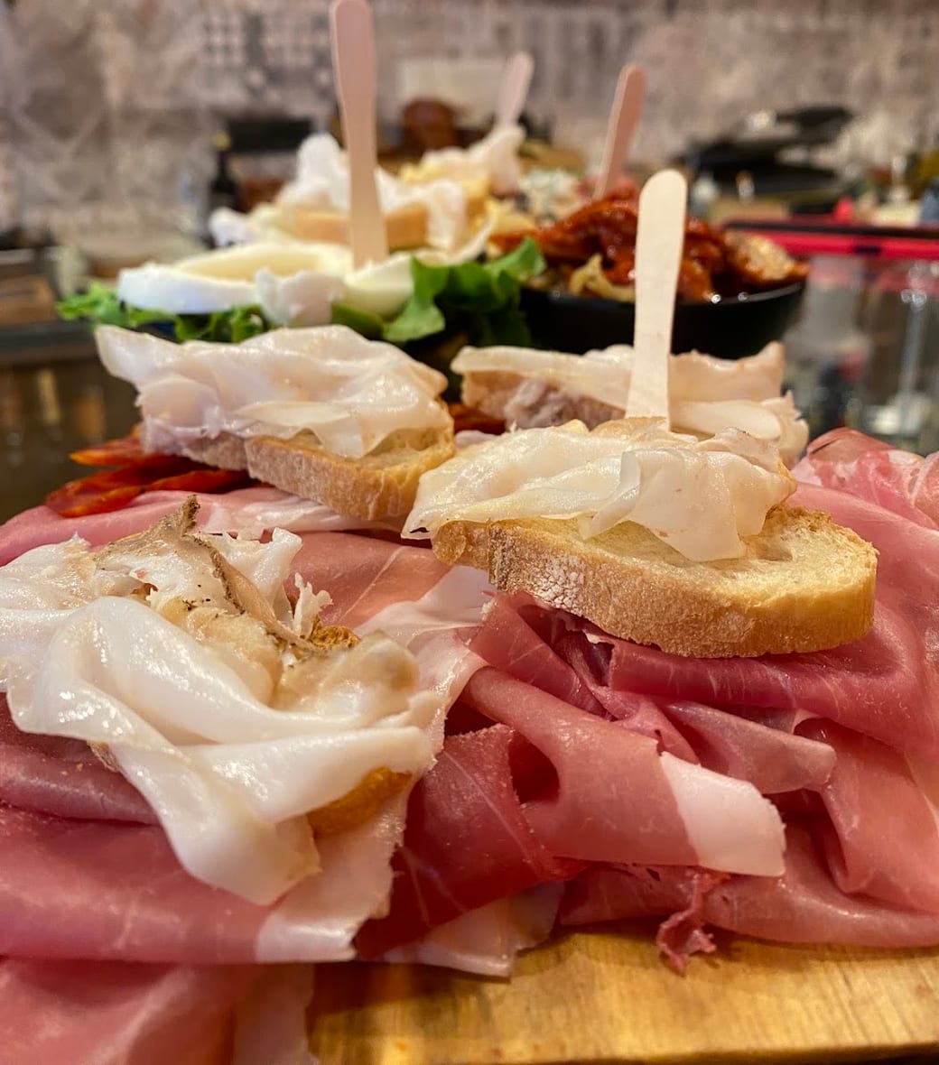 Crostini con prosciutto e mozzarella