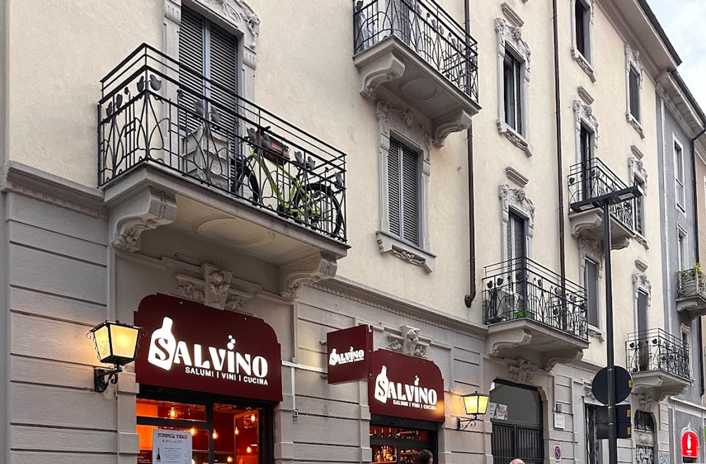 La facciata di Salvino con l'insegna, in Via Andreoli