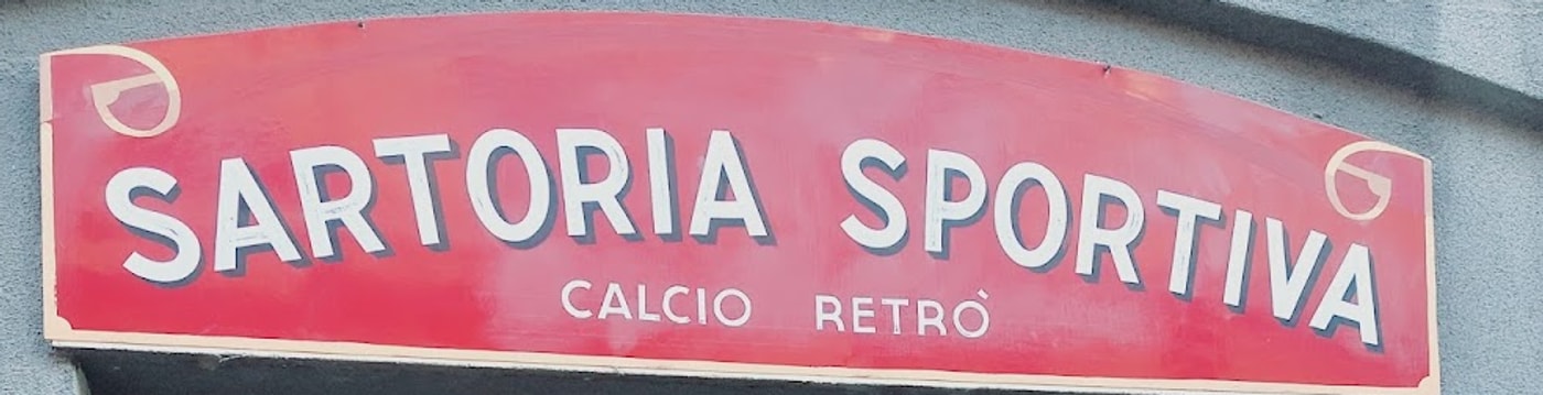 L'insegna rossa: SARTORIA SPORTIVA, e sotto CALCIO RETRÒ