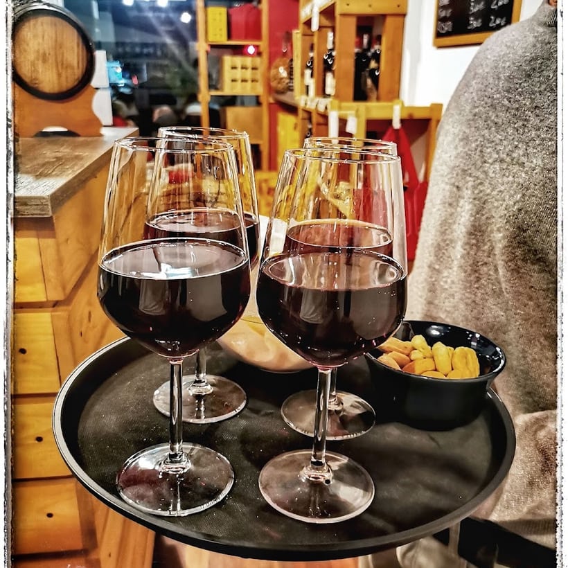 Tre calici di rosso e stuzzichini