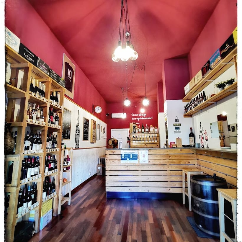 L'interno dell'enoteca con gli scaffali di vino