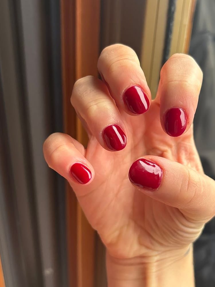 Unghie corte rosso lampone, lucide.