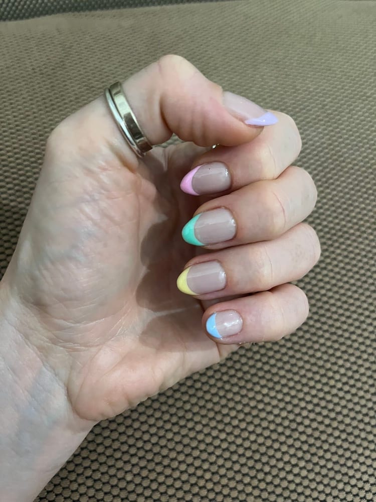 Una french con le punte in cinque colori pastello, rosa, giallo, verde, azzurro e lilla.