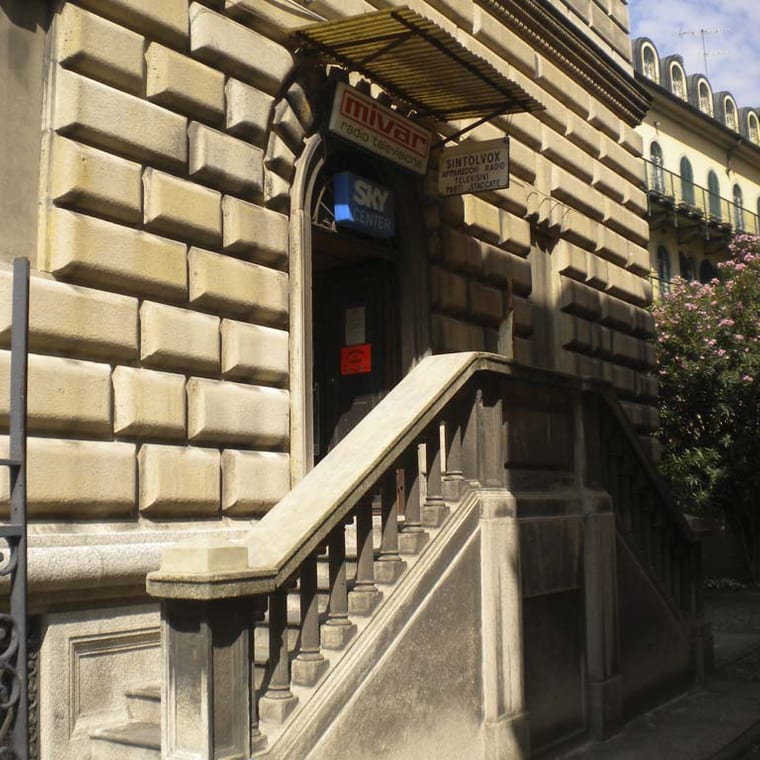 La facciata di Sintolvox con l'insegna storica