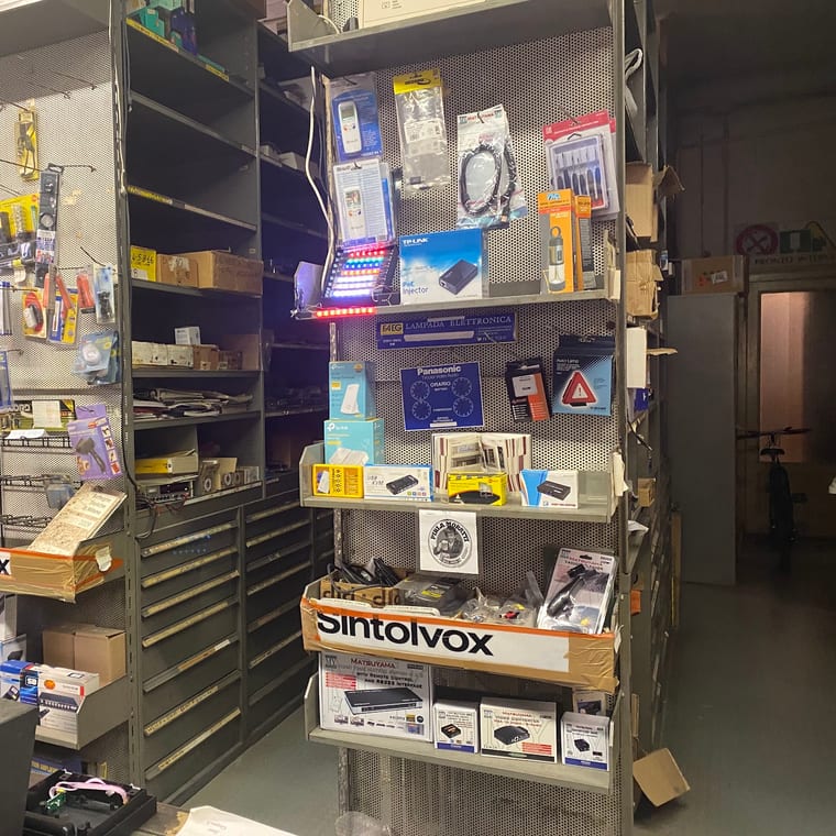 Dettaglio degli scaffali con il marchio Sintolvox