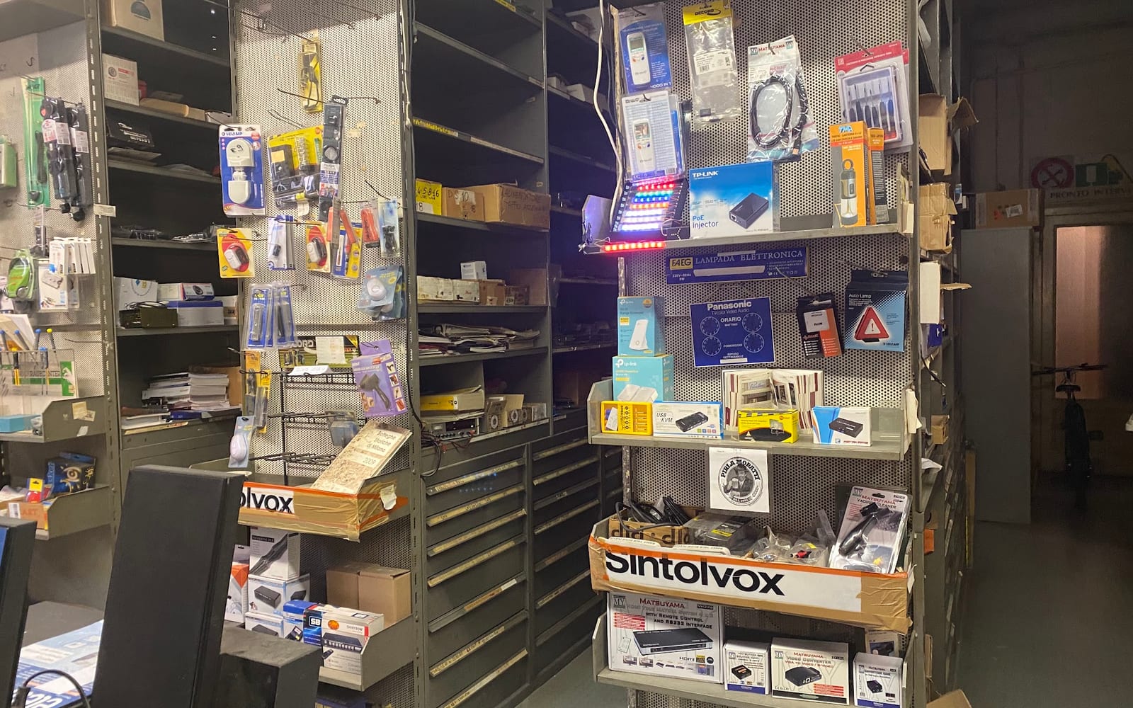 L'interno della bottega Sintolvox: scaffali pieni di componenti elettronici