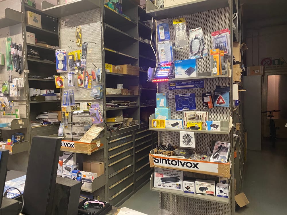 Scaffali della bottega Sintolvox pieni di componenti elettronici
