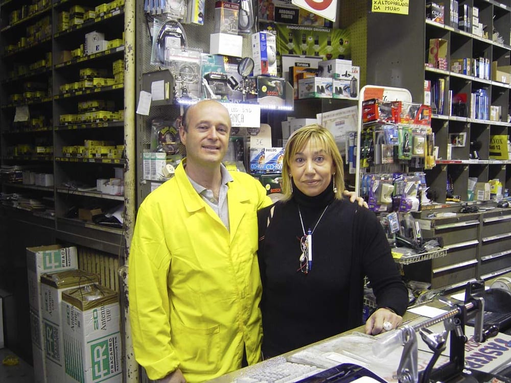 Roberto, il titolare di Sintolvox, dietro il banco della bottega