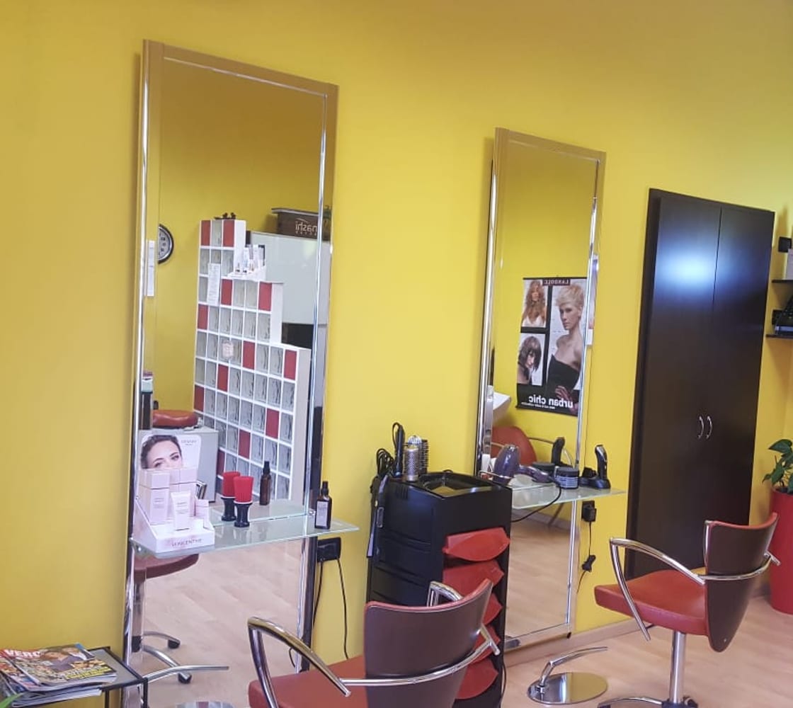 L'interno del salone di Franco, con le poltrone e gli specchi