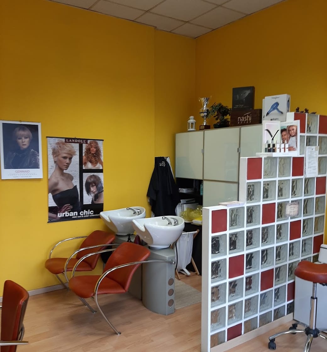 Il salone: lavatesta e prodotti